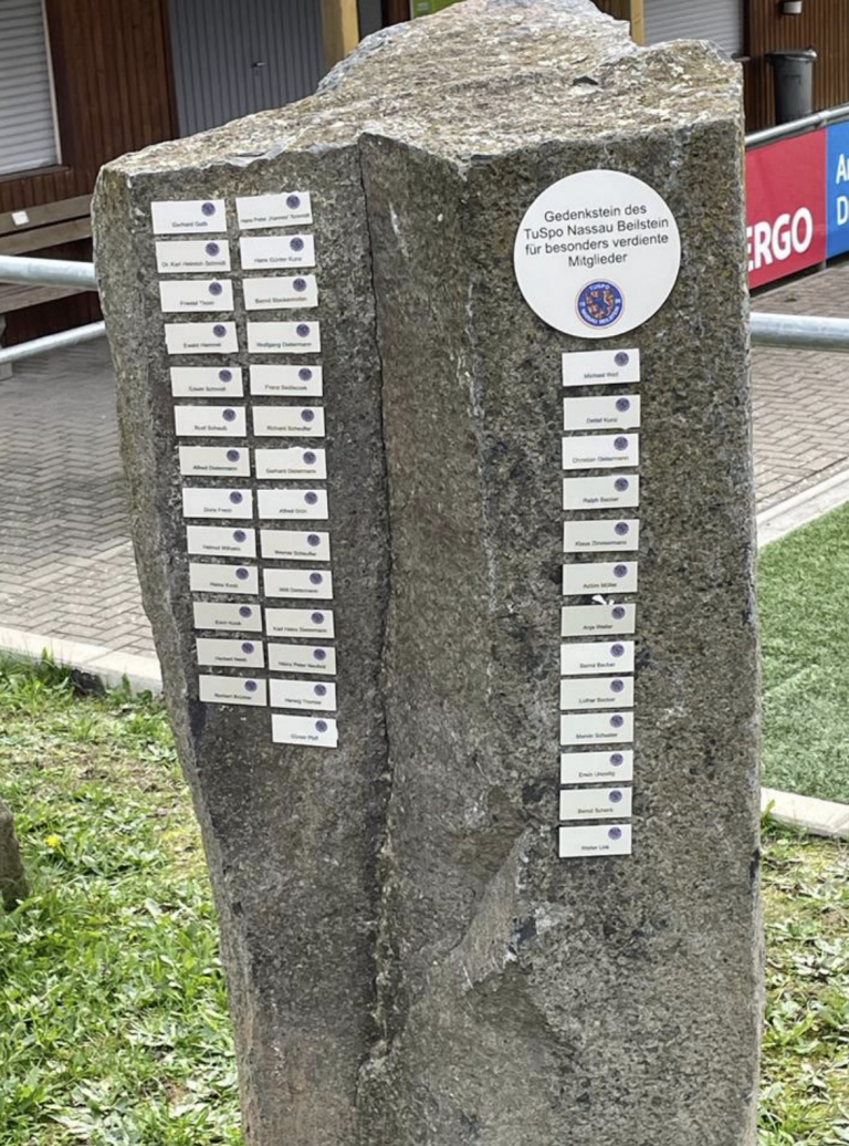 TuSpo Nassau Beilstein hat einen Gedenkstein für langjährig verdiente Mitglieder in der Basaltarena angebracht!