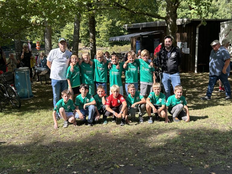 Übergabe des Trikotsatz von Waldkicker an die E1 Jugend anlässlich des Tages der Nachhaltigkeit am 07.09.2025